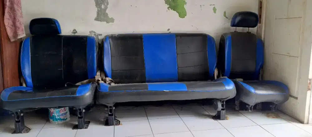 Jok tengah dan belakang mobil APV