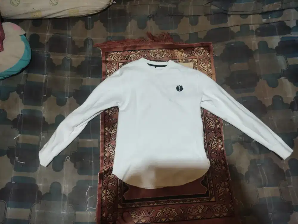 Jual crewneck mulus 1x pakai beli online 200rb.. putih bersih  Size m