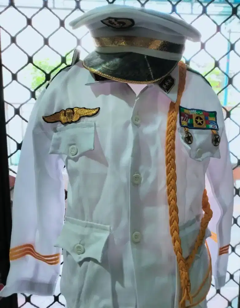 seragam polisi anak
putih dengan topi
termasuk Pluit nya
usia 4-6 thn