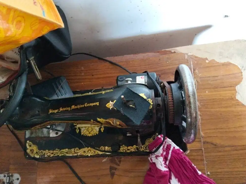 Mesin jahit merek singer dengan dinamo. Kondisi masih bisa digunakan