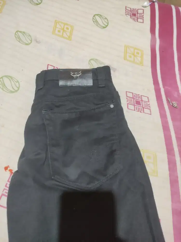 Jual celana masih mulus hitam pekat jarang pakai size 28/29