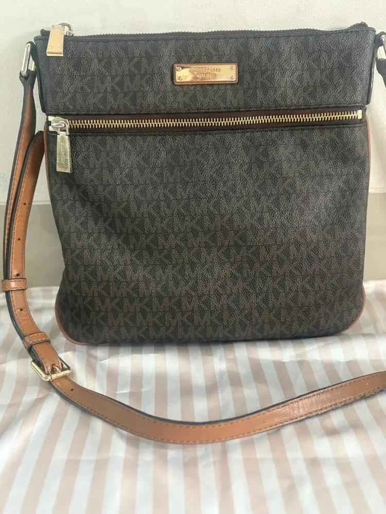 Preloved tas Michael Kors signature brown sling bag.