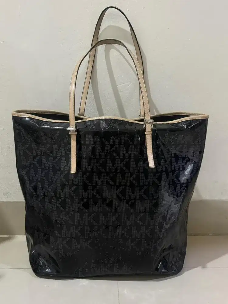 Preloved Tas Michael Kors black signature