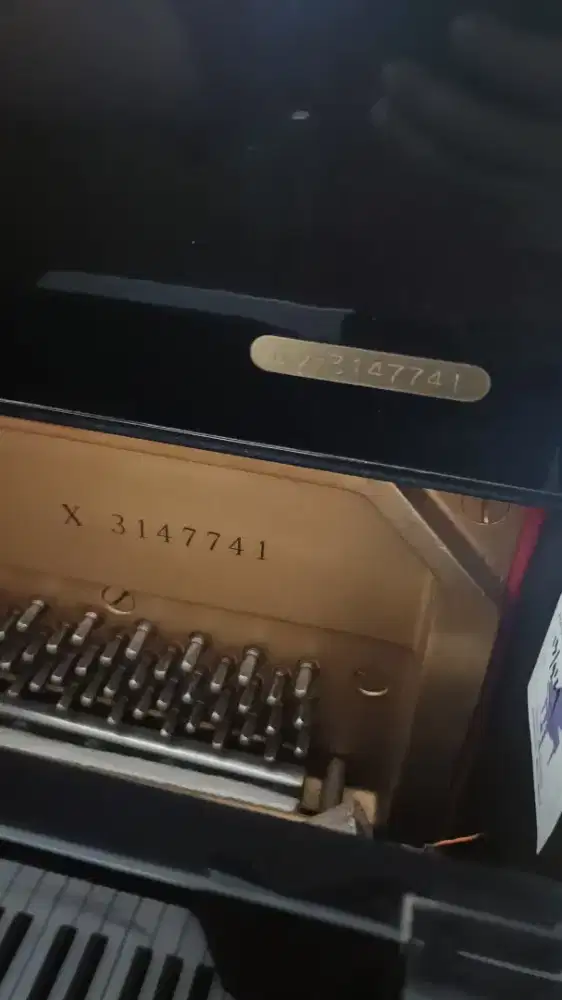 Piano Yamaha X hitam (UX)