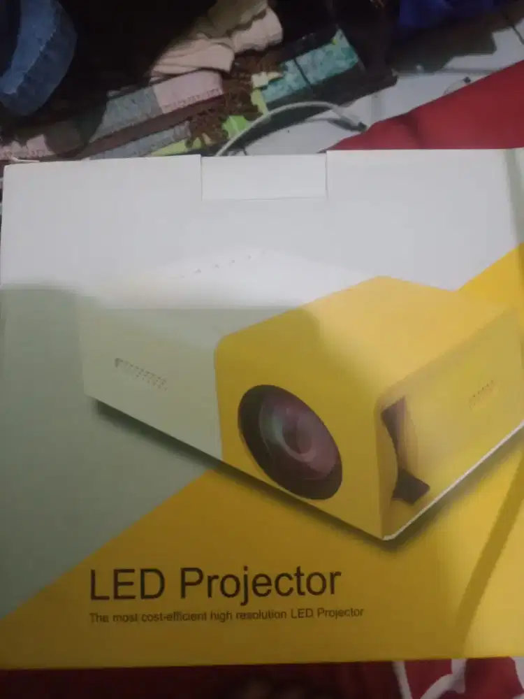 Proyektor lengkap dengan kabel