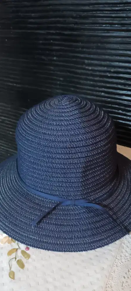 Topi Wanita Biru Dongker