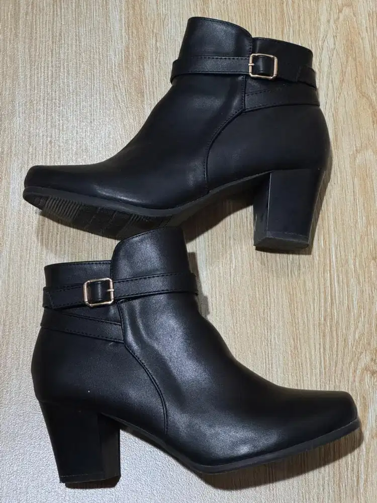 LIKE NEW! Sepatu Boots Laviola size 39