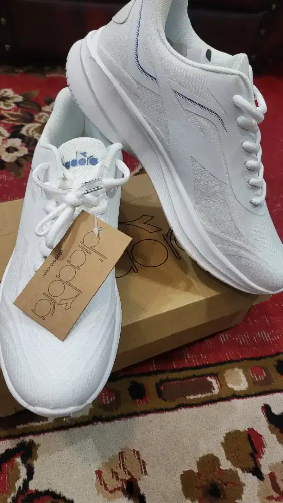 SEPATU jogging merk DIADORA original size 44 baru