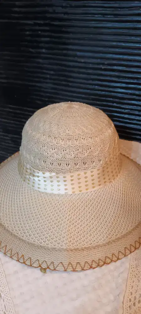 Topi Wanita Krem