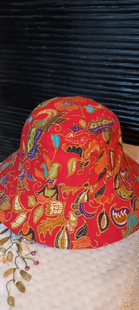 Topi Batik Singapura Merah