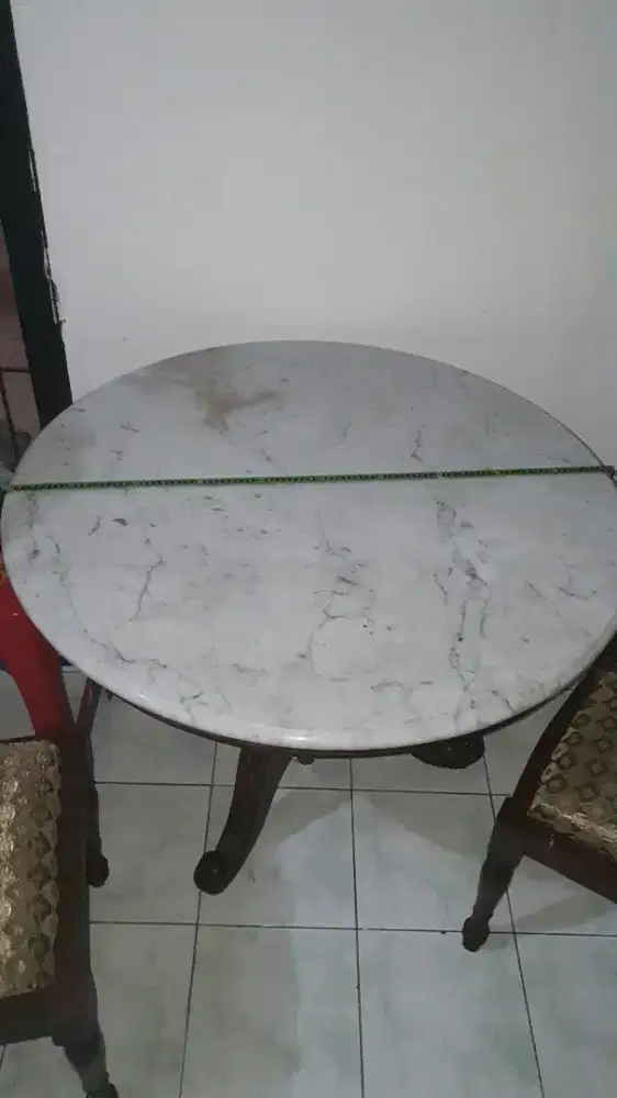 Meja Marmer dan Lemari Pajangan