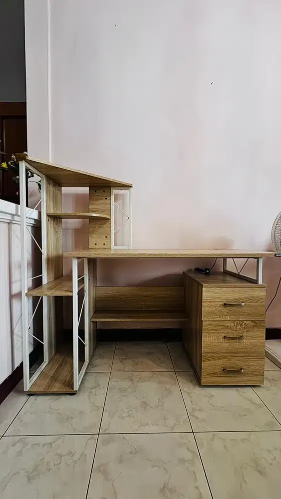 Meja kerja belajar komputer informa