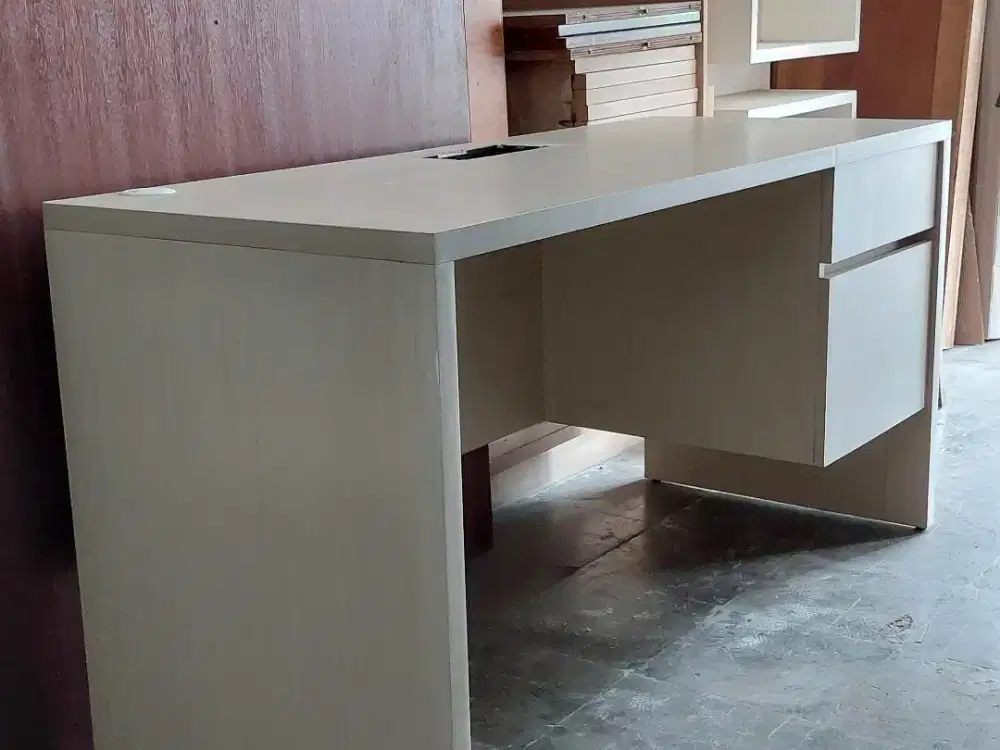 Meja kantor/meja tulis