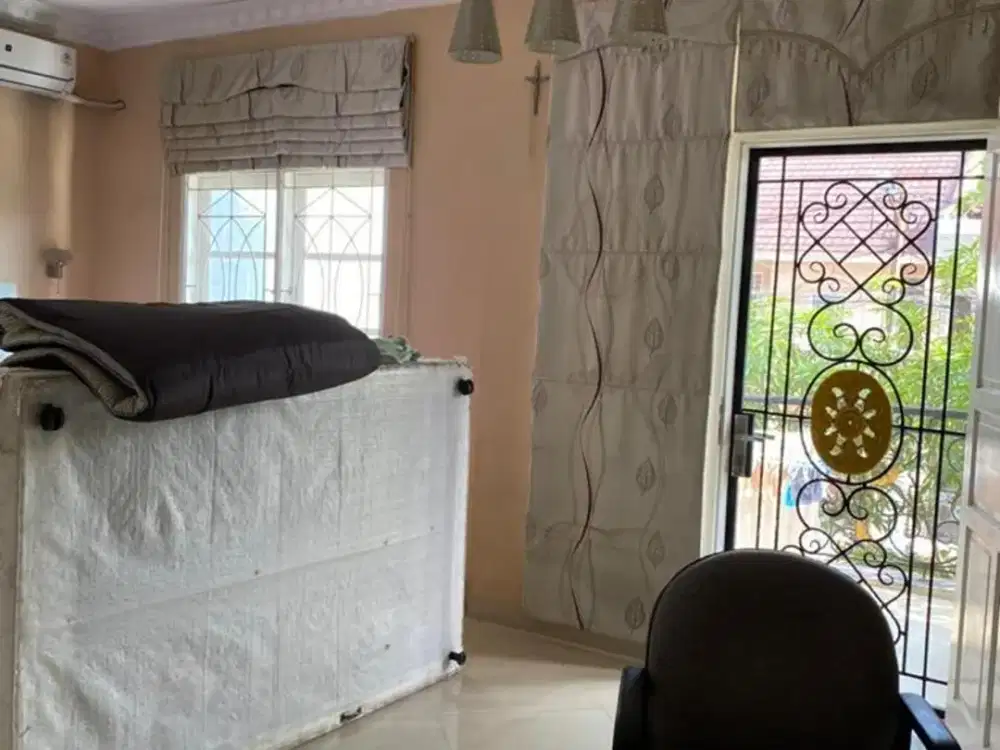 DIJUAL RUMAH BAGUS 3 LANTAI JALAN LEBAR BEBAS BANJIR JUAL MURAH DI TAMAN PALEM