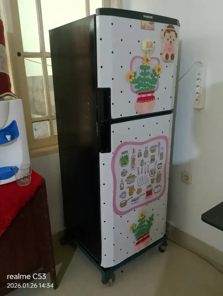 Dijual Kulkas 2 pintu, kondisi bagus, tinggal nambah Freon siap pakai.