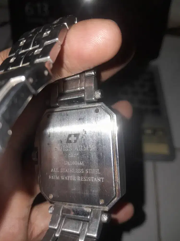 Jual tangan merk Swiss army minus mati lama tidak dipakai .