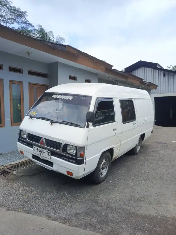 Mitsubishi L300 minivan