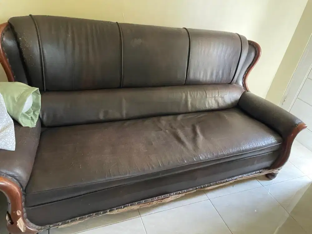 Sofa kulit bekas
