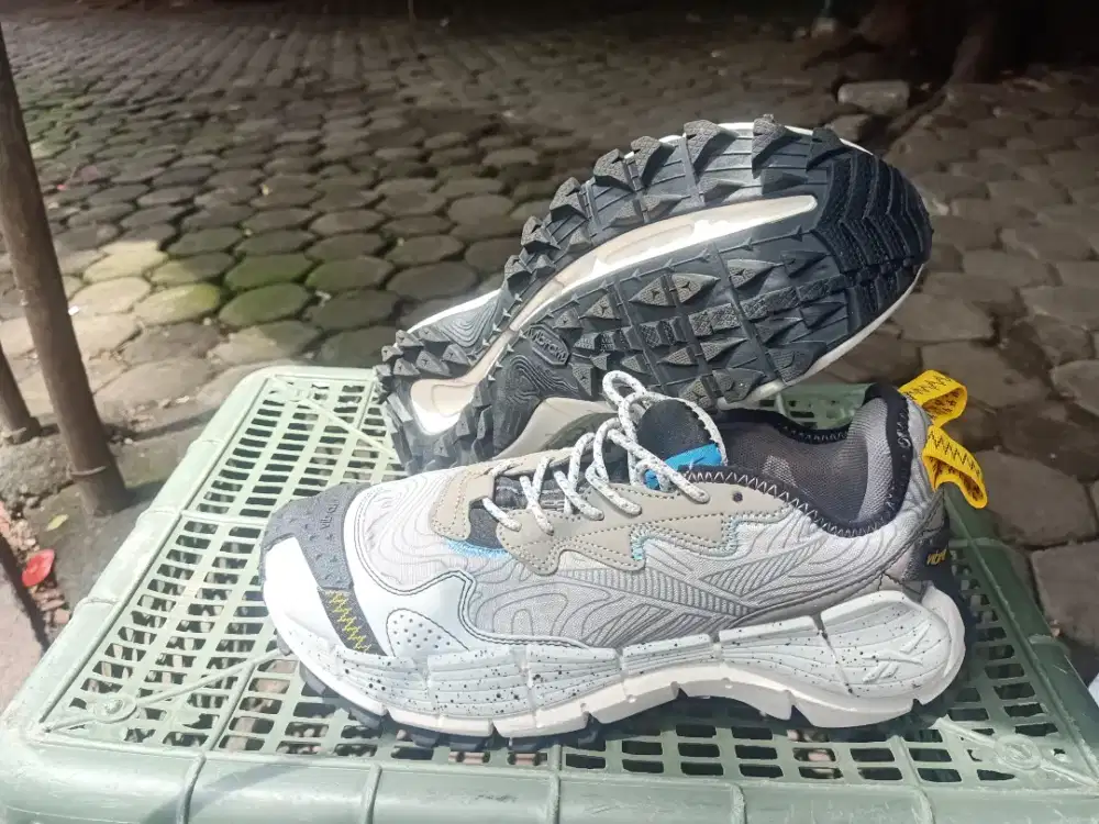 Sepatu Reebok Vibram size 42