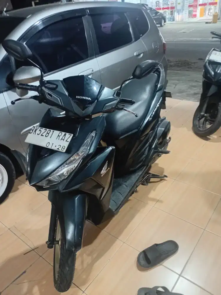 Vario 150 warna hitam