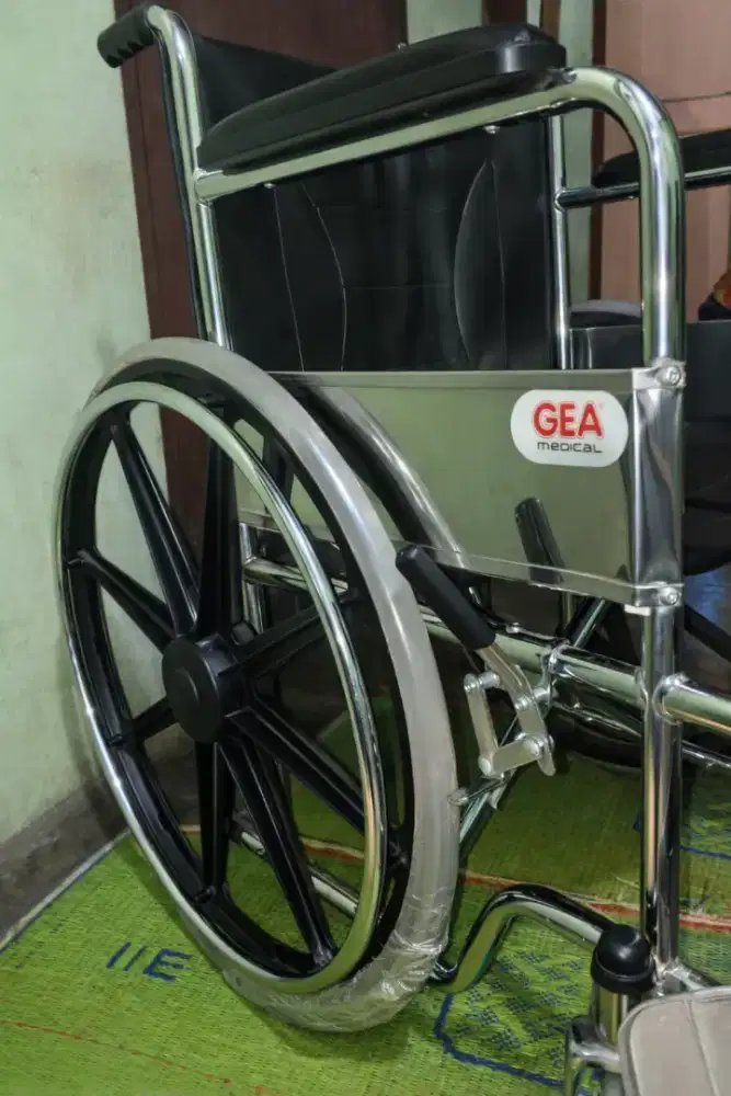 Kursi roda baru sekali pakai