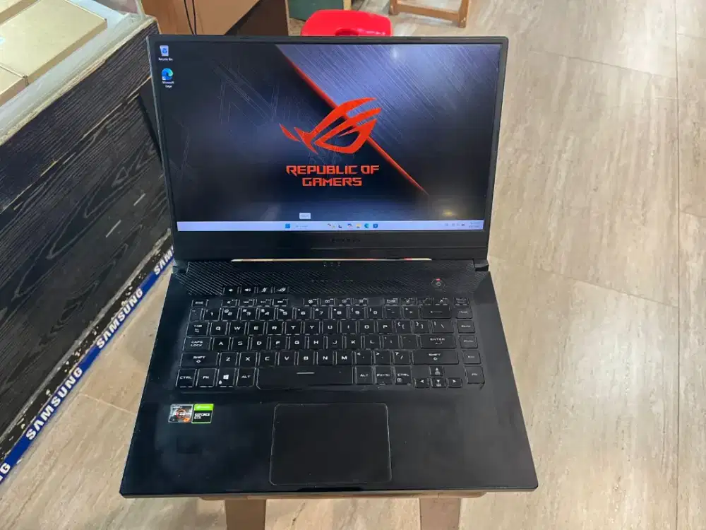 Asus Rog Zephyrus GA502D
AMD Ryzen 7 3750HQ
Ram 8gb
SSD 512gb