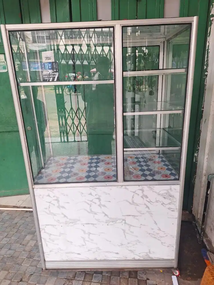 etalase bekas 1 bulan