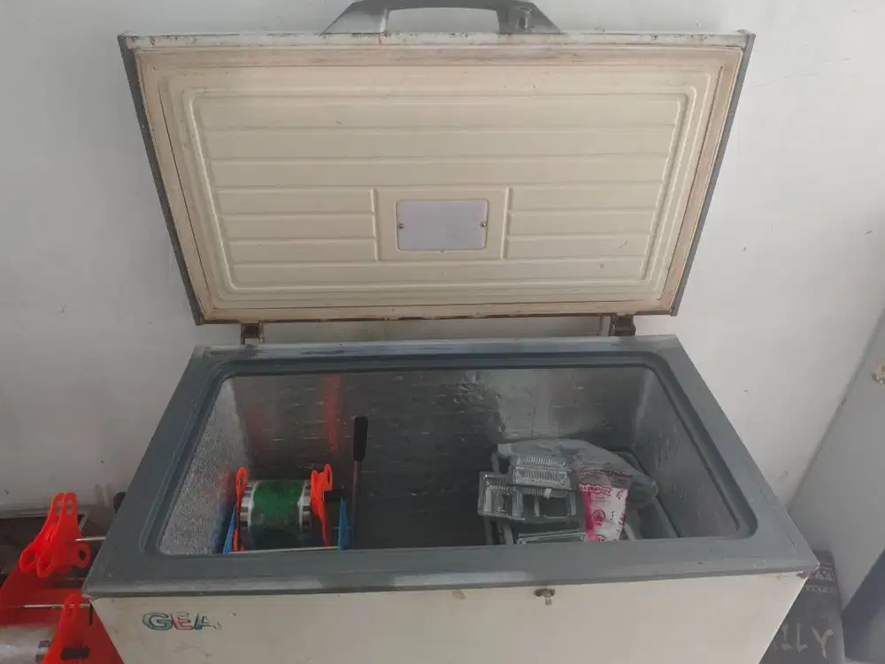 Freezer GEA 200 liter, dispenser, alat peras jeruk, cetakan sostel