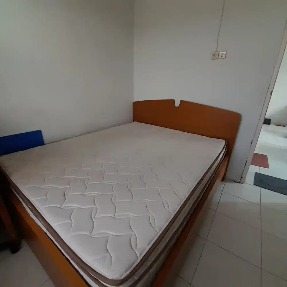 Dipan beserta kasurnya springbed