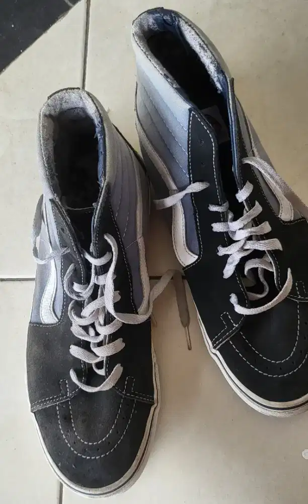 Sepatu pria merek Vans