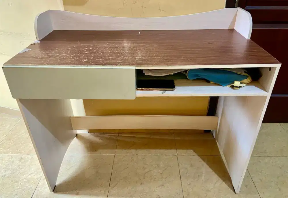 Meja belajar atau meja toko