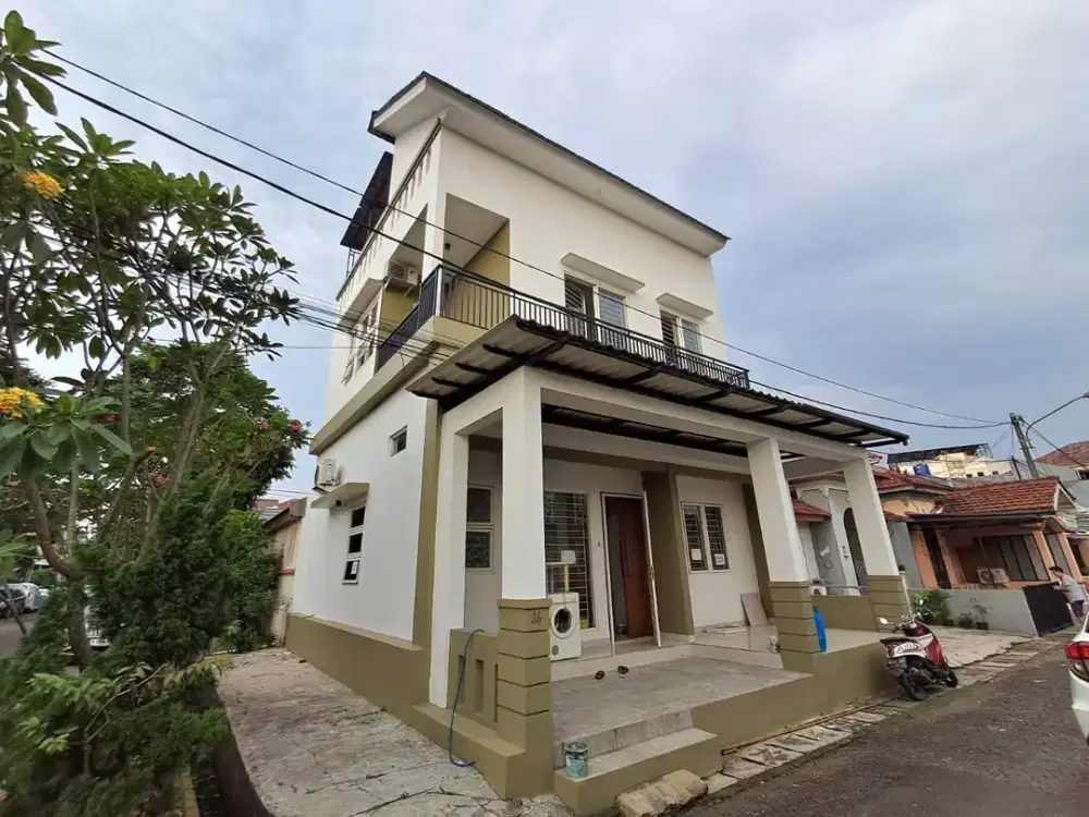 dijual cepat rumah 3 lantai di lippo village. kamar 4. surat SHM. dekat rumah sakit siloam, sekolah gracia, supermal karawaci, UPH, menara matahari