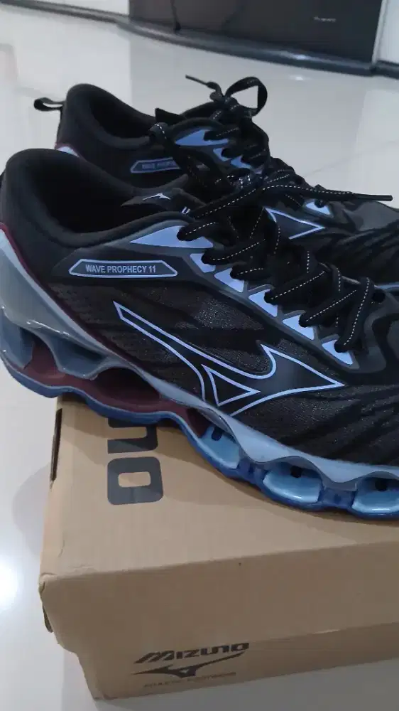 Mizuno wave 11  size 42 insol 265