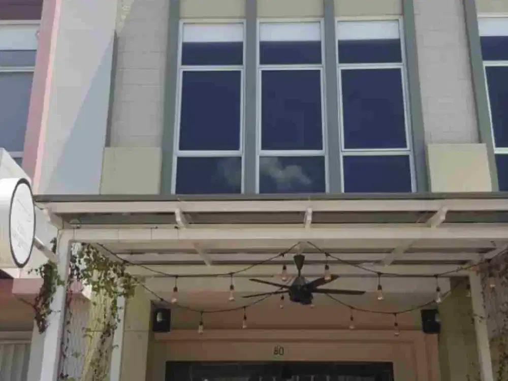 Ruko 2 Lantai. Hadap Jalan. Ramai. Siap Untuk Digunakan.