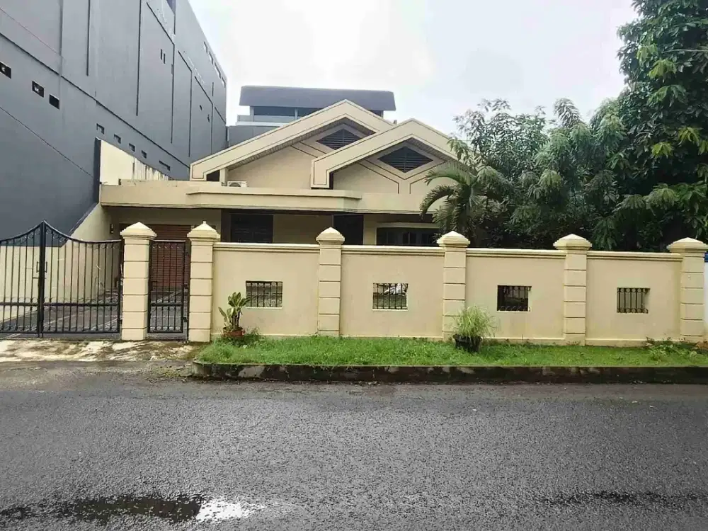 Rumah besar rapih siap pakai lingkungan nyaman & asri row jalan 3 mobil pekarangan luas disewakan Sunter Jakarta Utara