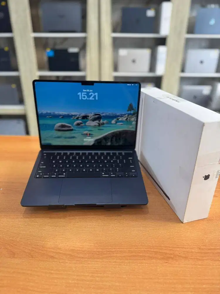 MACBOOK APPLE 13'6 FULLSET CHIP M2 256/16GB 2022 GARANSI IBOX MULUS