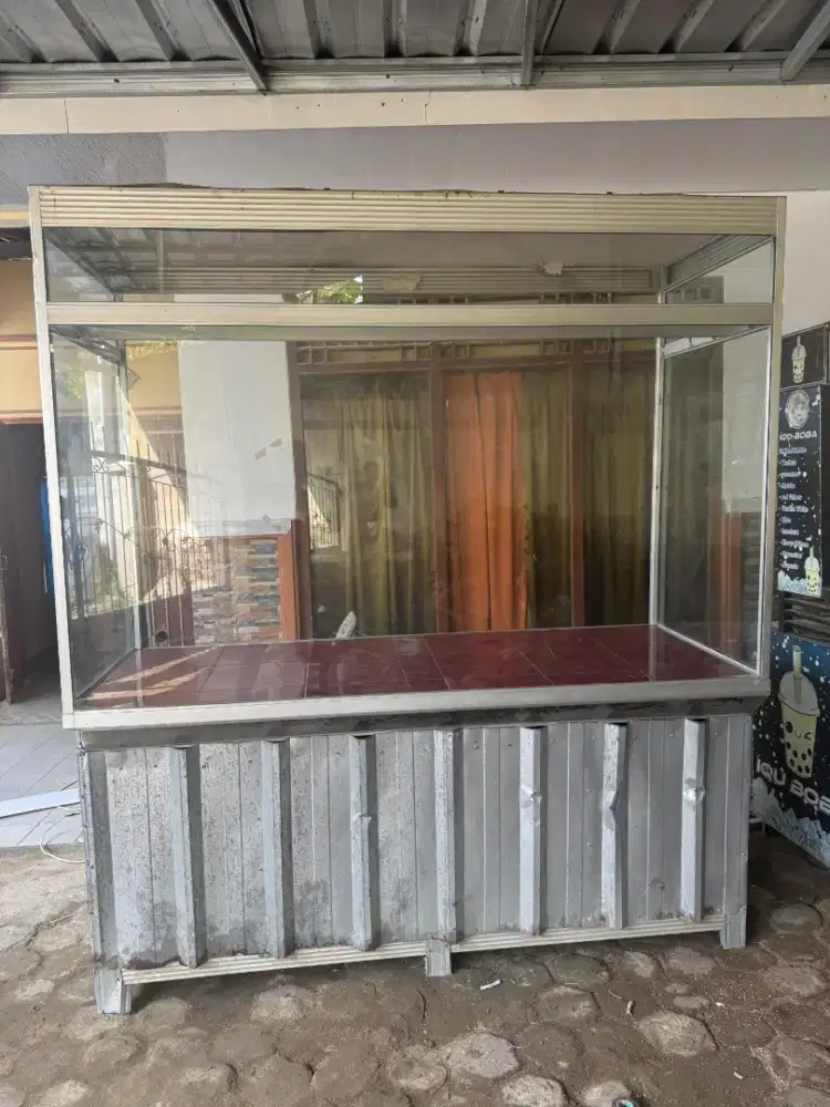 Etalase Rumah Makan Bekas