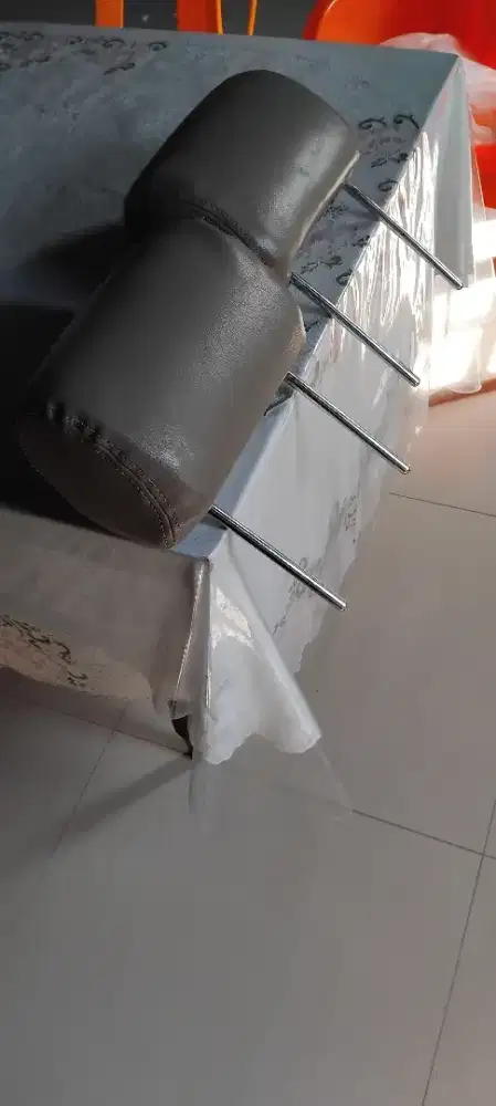 Sandaran kepala tempat duduk dimobil LGX.