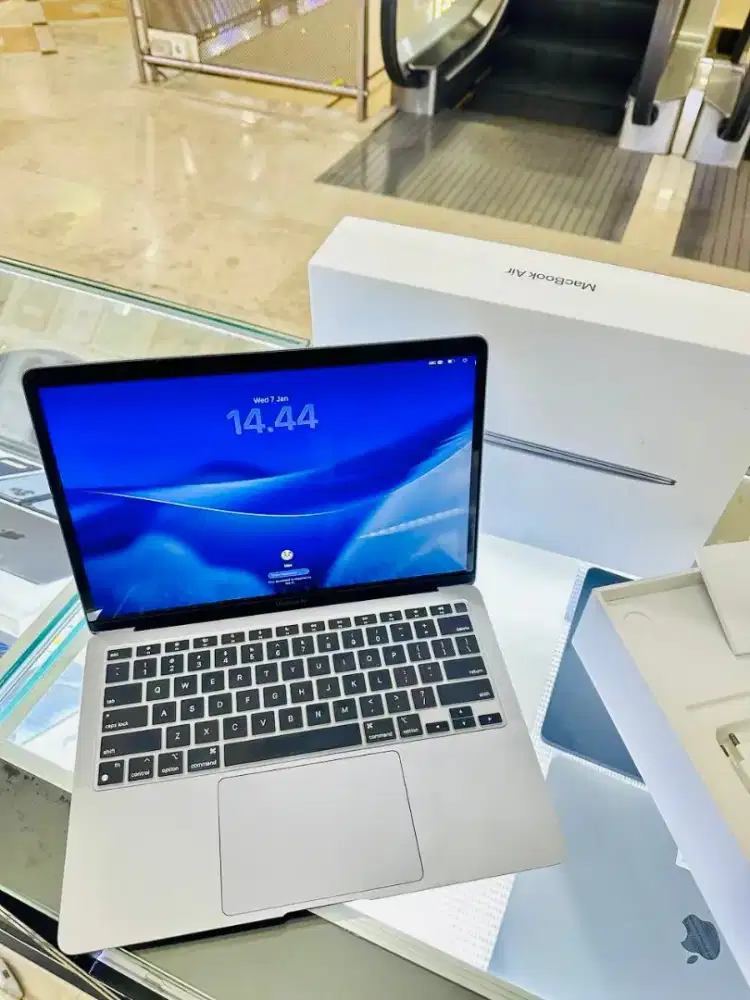 MacBook Air Apple M1 Chip 13-inch 8/256GB Resmi iBox Space Grey