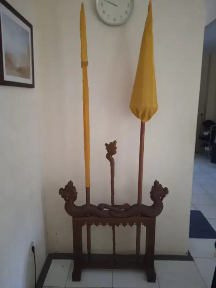 ukiran kayu jawa yg ada tombak payung tongkat dgn berkepala naga jawa