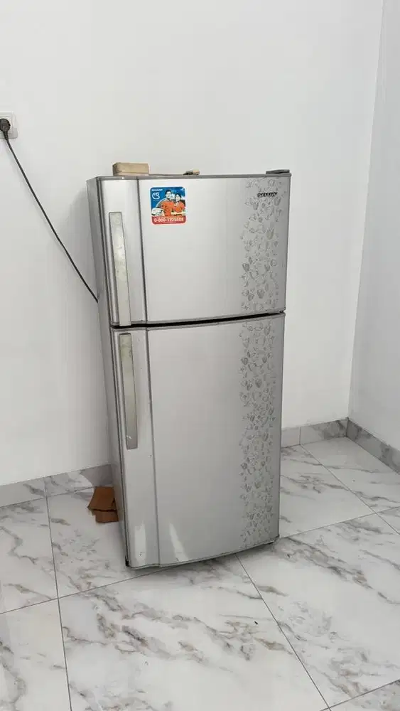 Dijual Kulkas Sharp Kondisi normal dingin