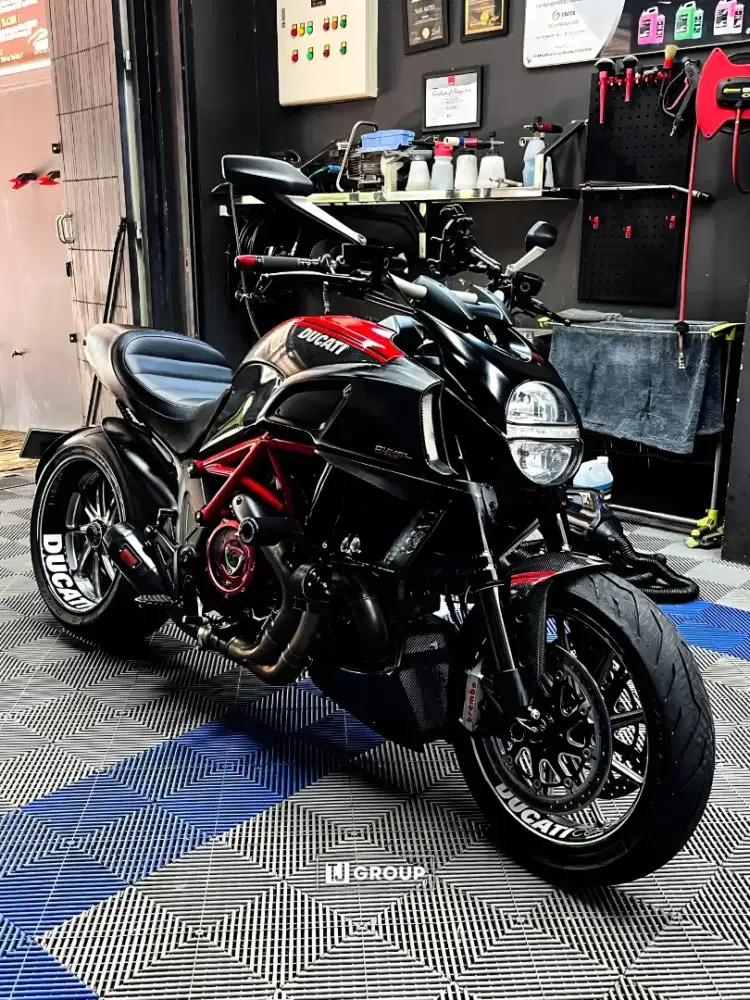FOR SALE!! Ducati Diavel Red Carbon 2011