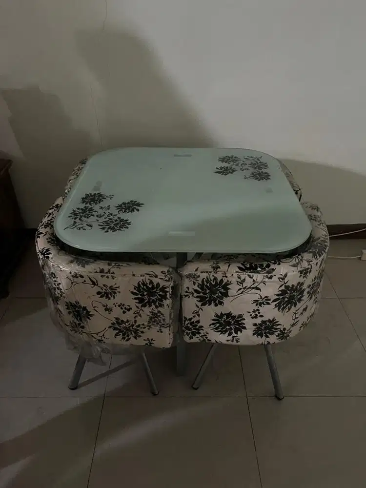 Meja makan minimalis + 4 kursi