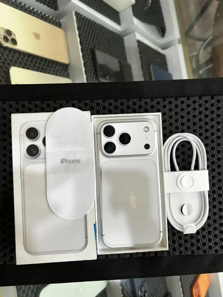 Iphone 17 pro 256GB ibox garansi on Desember 2026 Silver