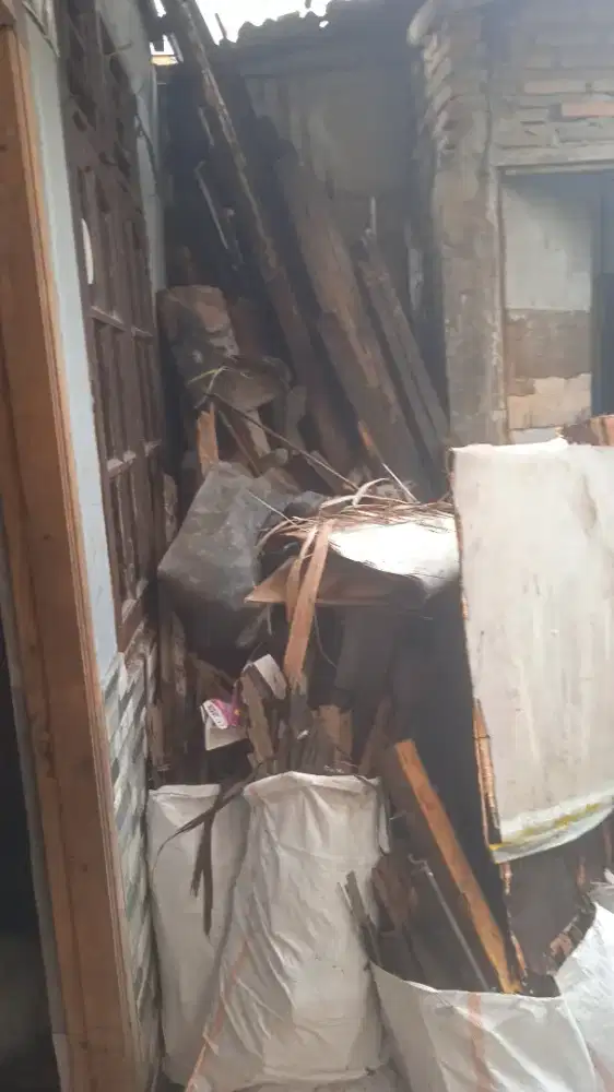Kayu bakar x bongkar rumah