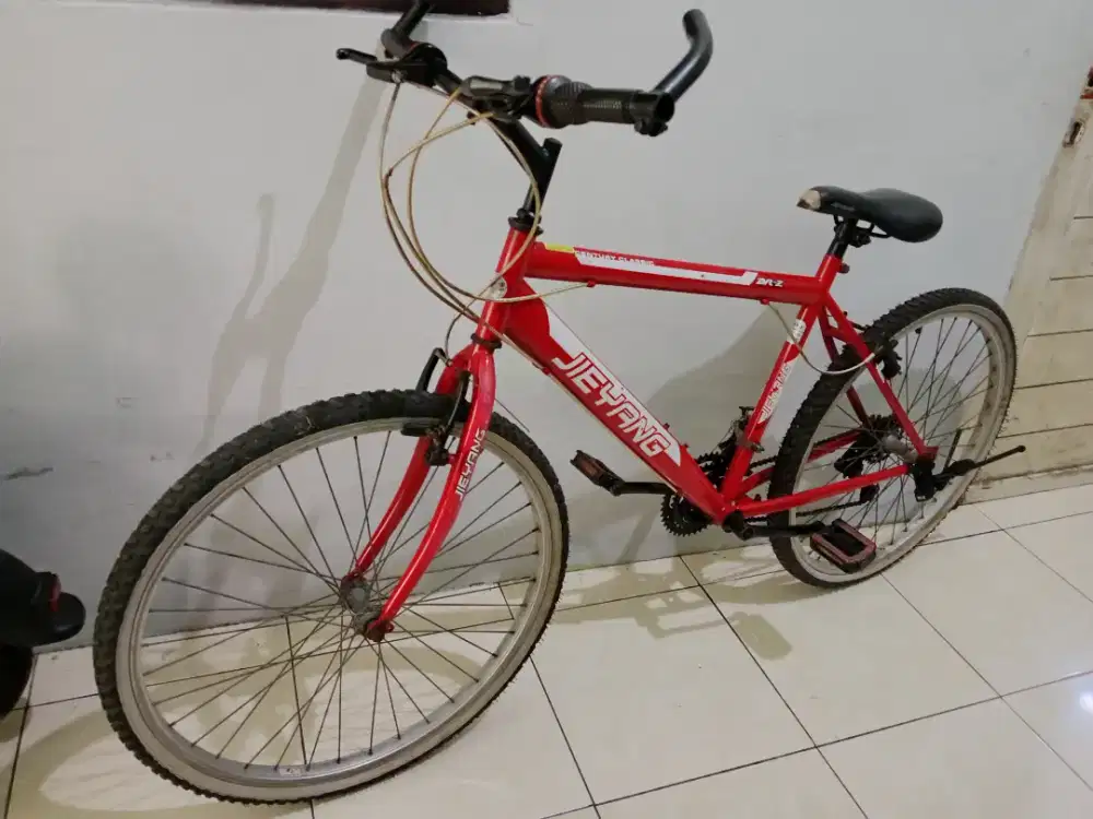 Sepeda gunung ukuran 26 merah