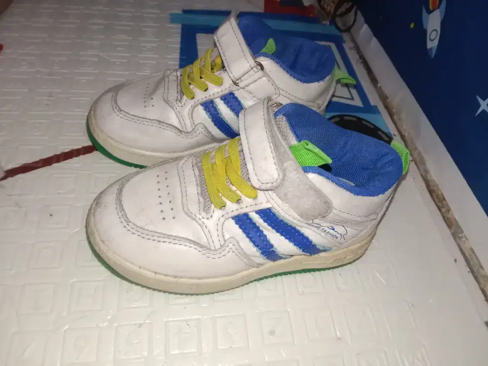 Sepatu import anak laki-laki