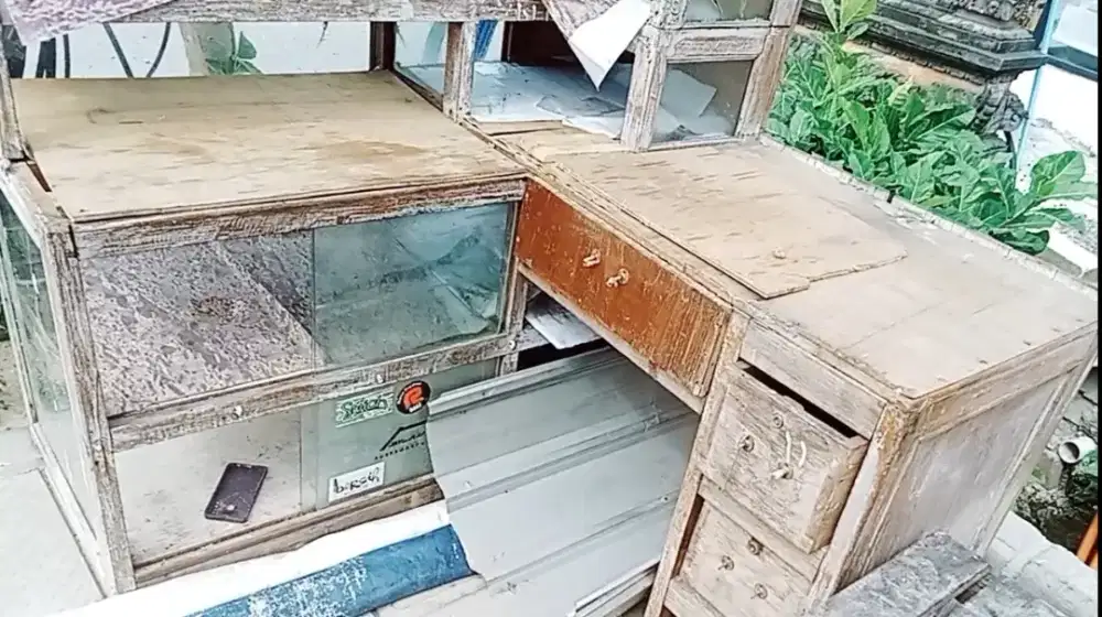 Meja dan lemari kayu/kaca