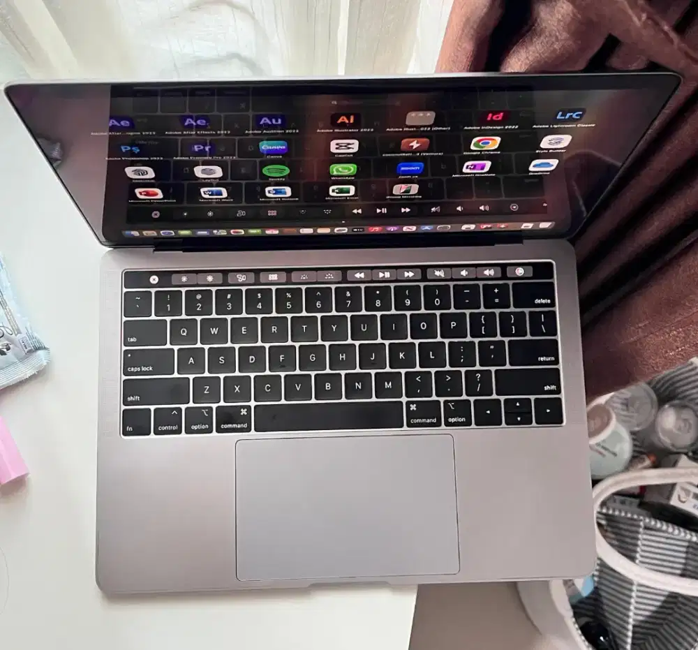 Jual Murah Macbook Pro Toucbar 2019 13 8/256GB No minus