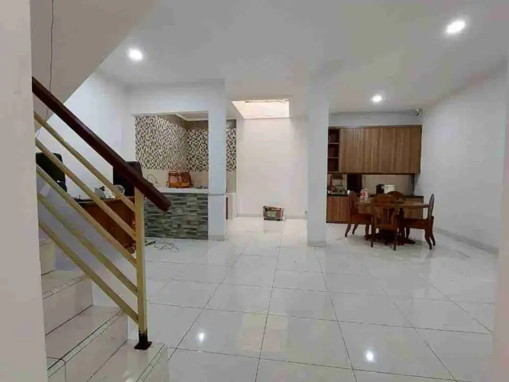 DIJUAL RUMAH DEKAT SEKOLAHAN DI SEKTOR 1E